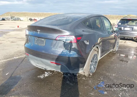 2024 Tesla Model Y Long Range Dual Motor All-Wheel Drive z USA, uszkodzony, nr VIN 7SAYGDEE7RF112936